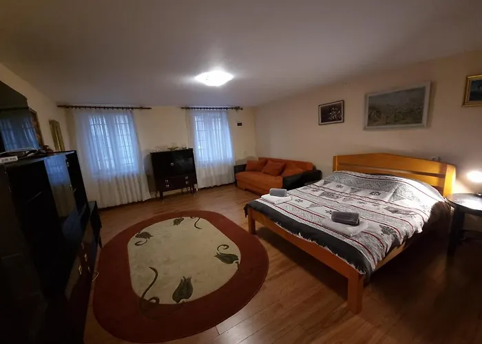 R Castle - 2 Room
